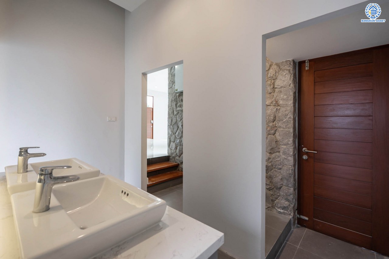 บ้านมือสองตกแต่งใหม่ ม.ซอย พหลโยธิน56 พหลโยธิน บ้านเดี่ยวหลังใหญ่ ภายในตกแต่งหรูหรา บนเนื้อที่เยอะถึง 98.60 ตร.ว. 3 ห้องนอน 3 ห้องน้ำ 2 ที่จอดรถ บรรยากาศเป็นส่วนตัว พร้อมมีสระน้ำในตัว บนพื้นที่กว่า 430 ตร.ม. บนทำเลที่ดี เชื่อมต่อถนน พหลโยธิน, ลำลูกกา, วิภาวดี-รังสิต เดินทางสะดวกใกล้รถไฟฟ้า สถานี "แยก คปอ, คูคต"